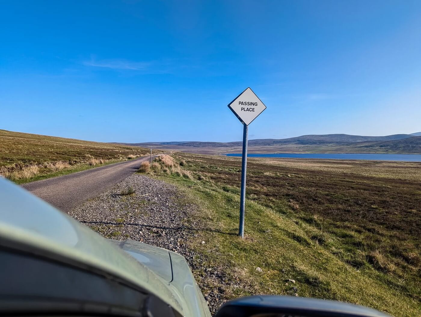 Señal Passing Place en una single track road rural de Escocia.