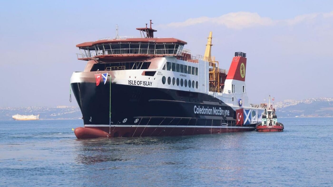 Ferry de la empresa CalMac en un trayecto de Escocia