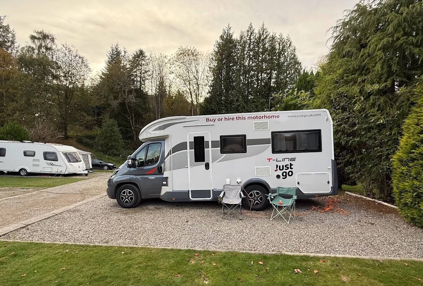 Autocaravana aparcada en el Camping Black Rock de Escocia.