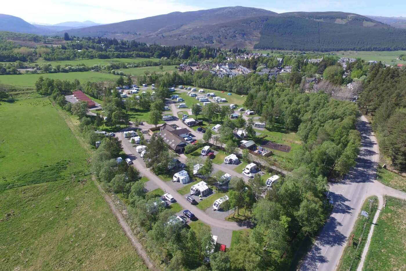 Braemar Caravan Park entre monta&ntilde;as y naturaleza en Escocia.