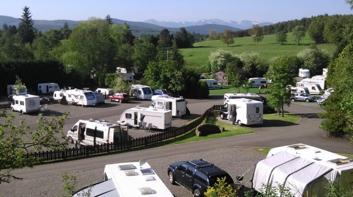 Camping Grantown-on-Spey con parcelas amplias y arbolado.