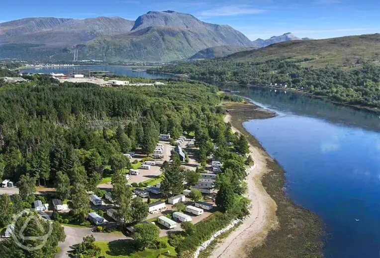 Camping Linnhe Lochside junto al lago en las Highlands.