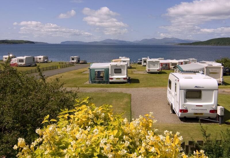 Camping North Ledaig con vistas al agua en la costa oeste.